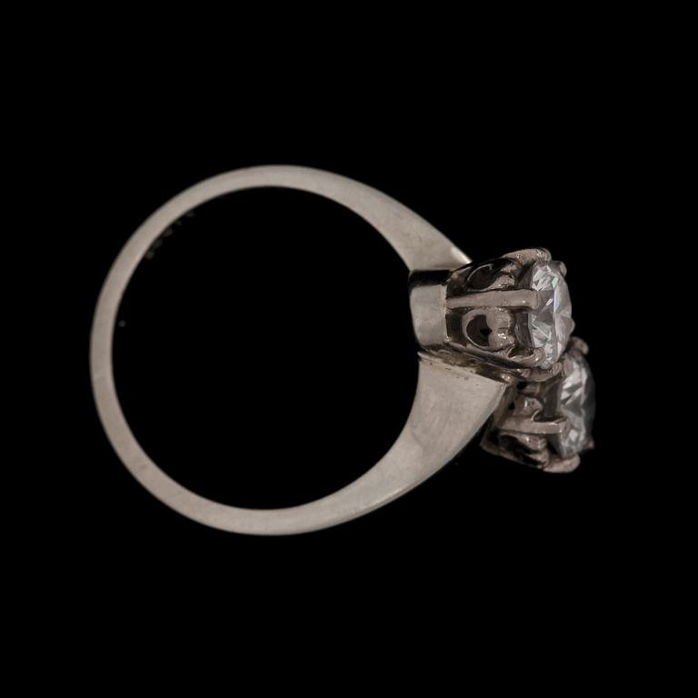 A brilliant cut diamond ring, app. 0.50 ct each.