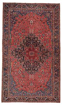 MATTO, a semi-antique Heriz, ca 589 x 345,5 cm.