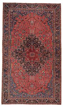 240. A CARPET, a semi-antique Heriz, ca 589 x 345,5 cm.