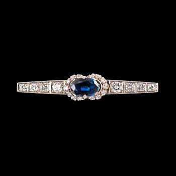 423. BROSCH, briljant- och 8/8-slipade diamanter ca 0.75 ct, safir ca 1.60 ct. 18K vitguld. Vikt 5,1 g.