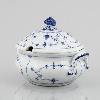 Terrin med lock samt två såsskålar med lock, porslin, porslin, Royal Copenhagen, "Musselmalet", 1800-tal.