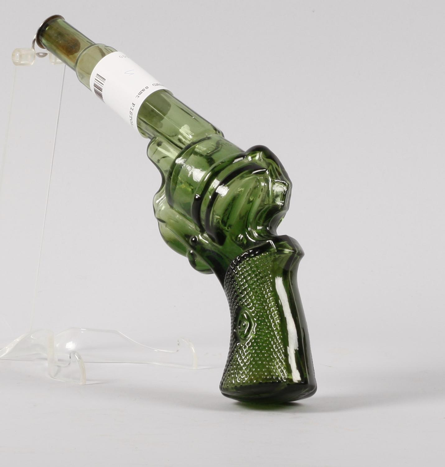 FYLLEHUND samt PISTOL, glas.