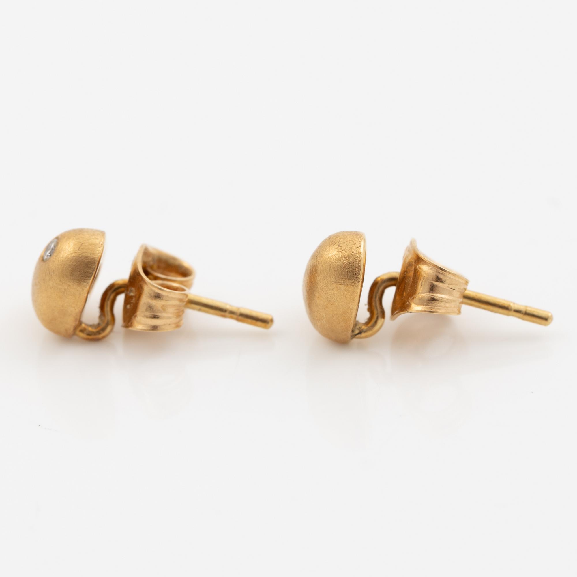 Ole Lynggaard a pair of earrings in 18K gold set with round brilliant-cut diamonds, in the shape of hearts.