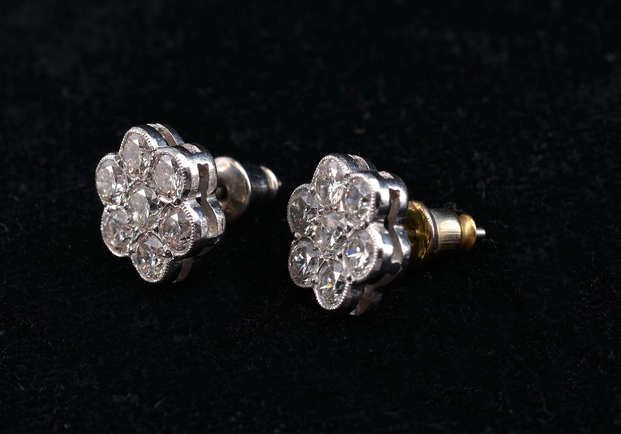 KORVAKORUT, briljanttihiottuja timantteja n. 2.10 ct. Paino 3,7 g.