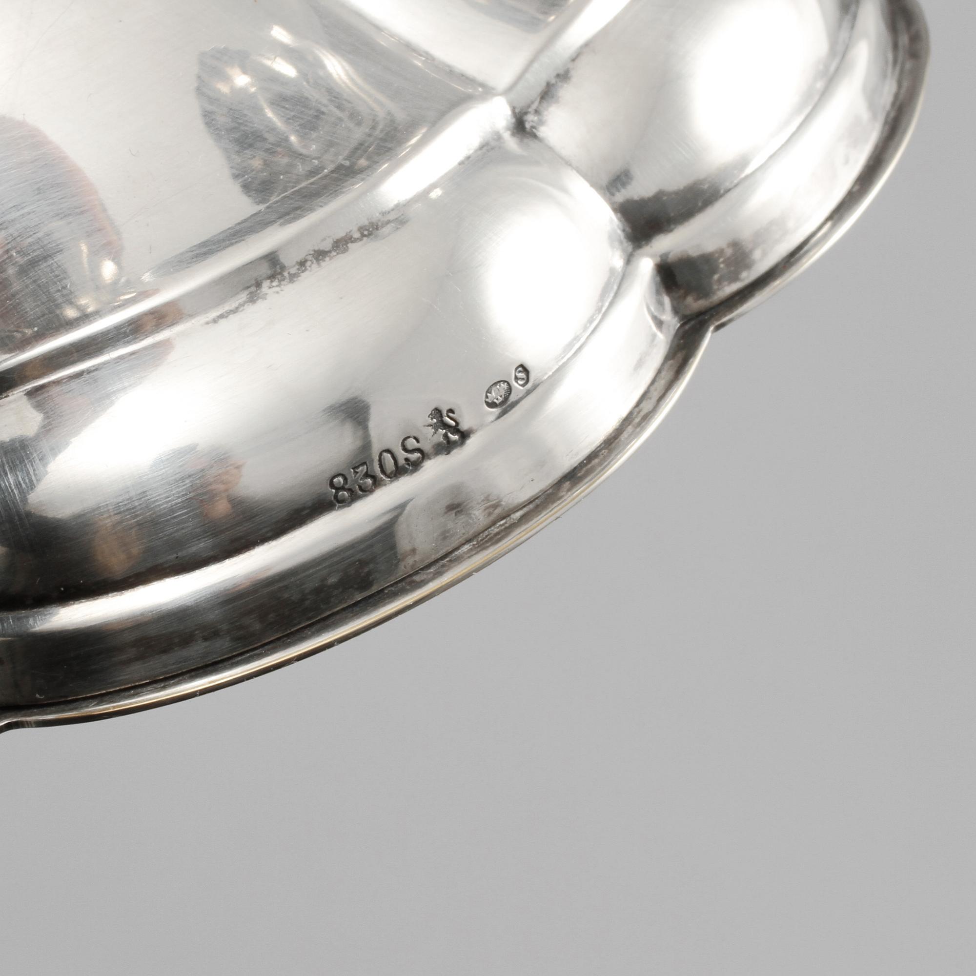 KANDELABRAR, ett par, silver, rokokostil, svenska importstämplar, 1900-talets mitt, total vikt 1164 gram.