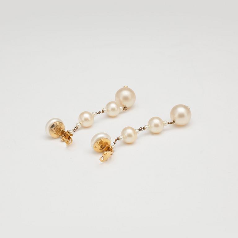 CHANEL, ett par clips örhängen.