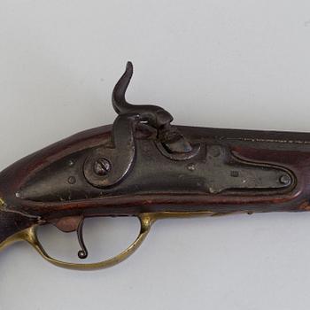 A percussion lock pistol from around year 1800.