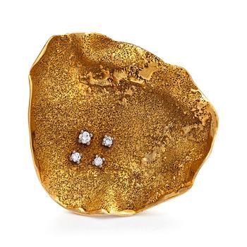 Lotta Orkomies, An 18K gold brooch with diamonds ca 0.21 ct in total. A. Tillander, Helsinki 1972.