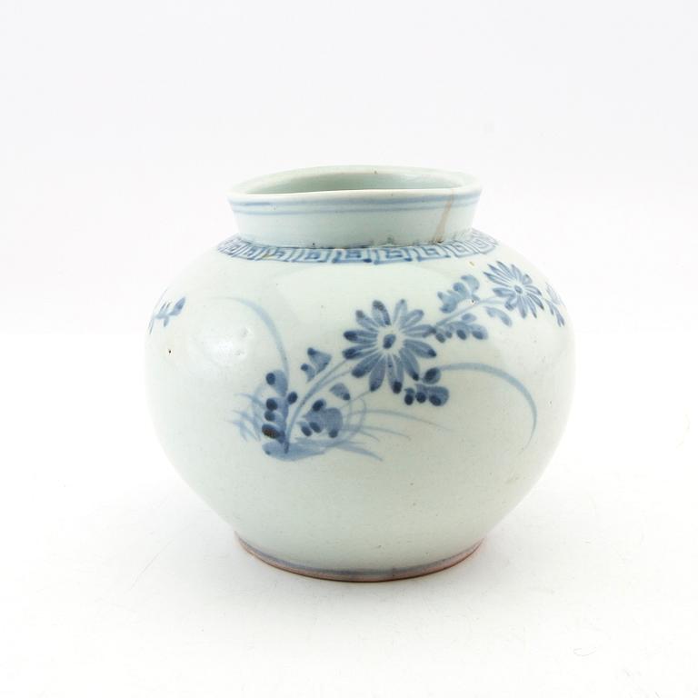 Porcelain Urn Korea 19th Century.