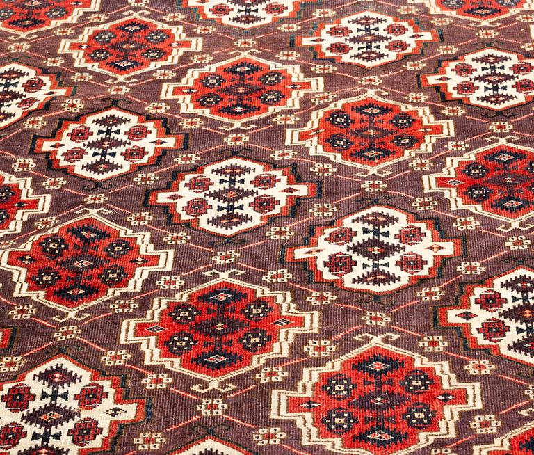 A carpet, an antique Chodor main carpet, Turkmenistan, ca 377-381,5 x 233-240 cm (as well as  2-2,5 cm flat weave.