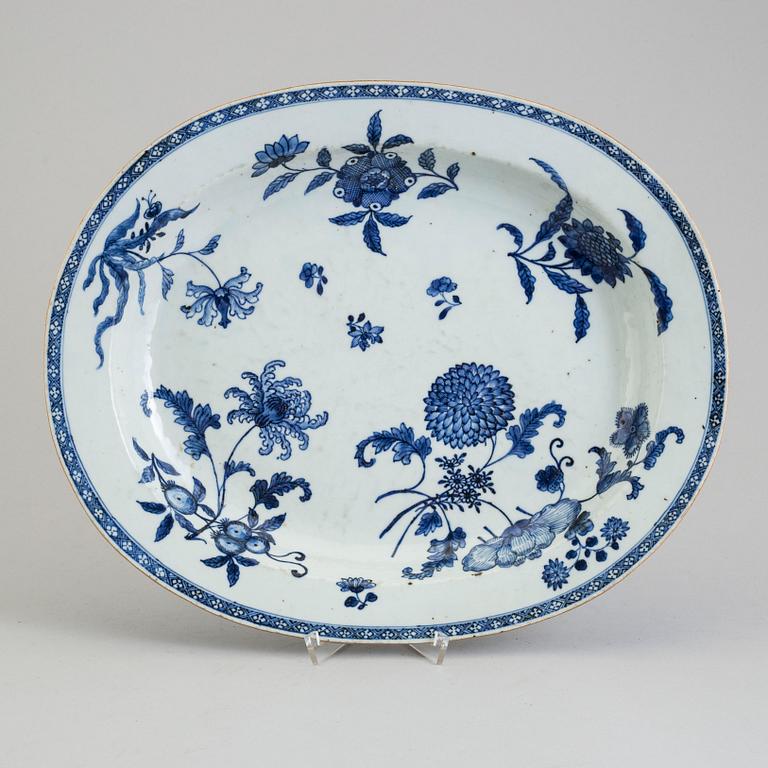 A blue and white deep serving dish, Qing dynasty, Qianlong (1736-95).