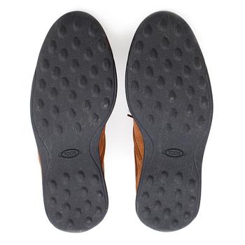 TOD'S, a pair of mens brown suede sneakers. Size 9.