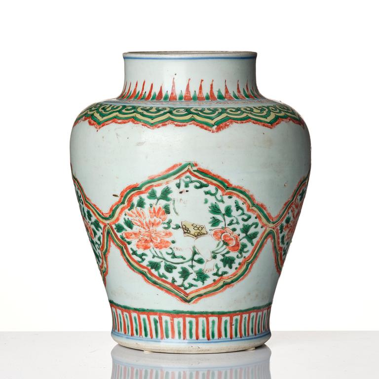 A wucai jar, Transition, 17th century.