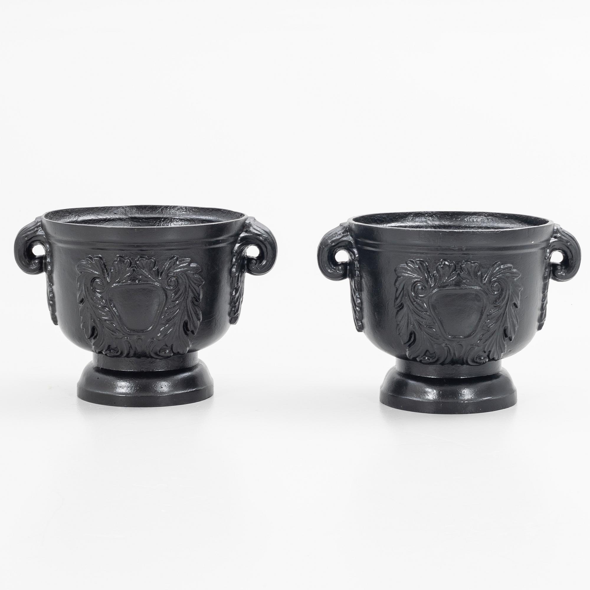Garden urns, a pair, 20th century.