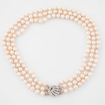 COLLIER, med odlade pärlor, lås med briljantslipade diamanter.