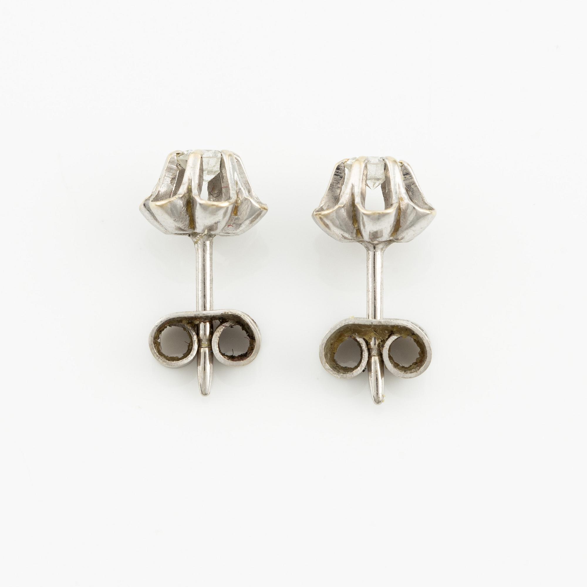 Earrings, white gold with brilliant-cut diamonds.