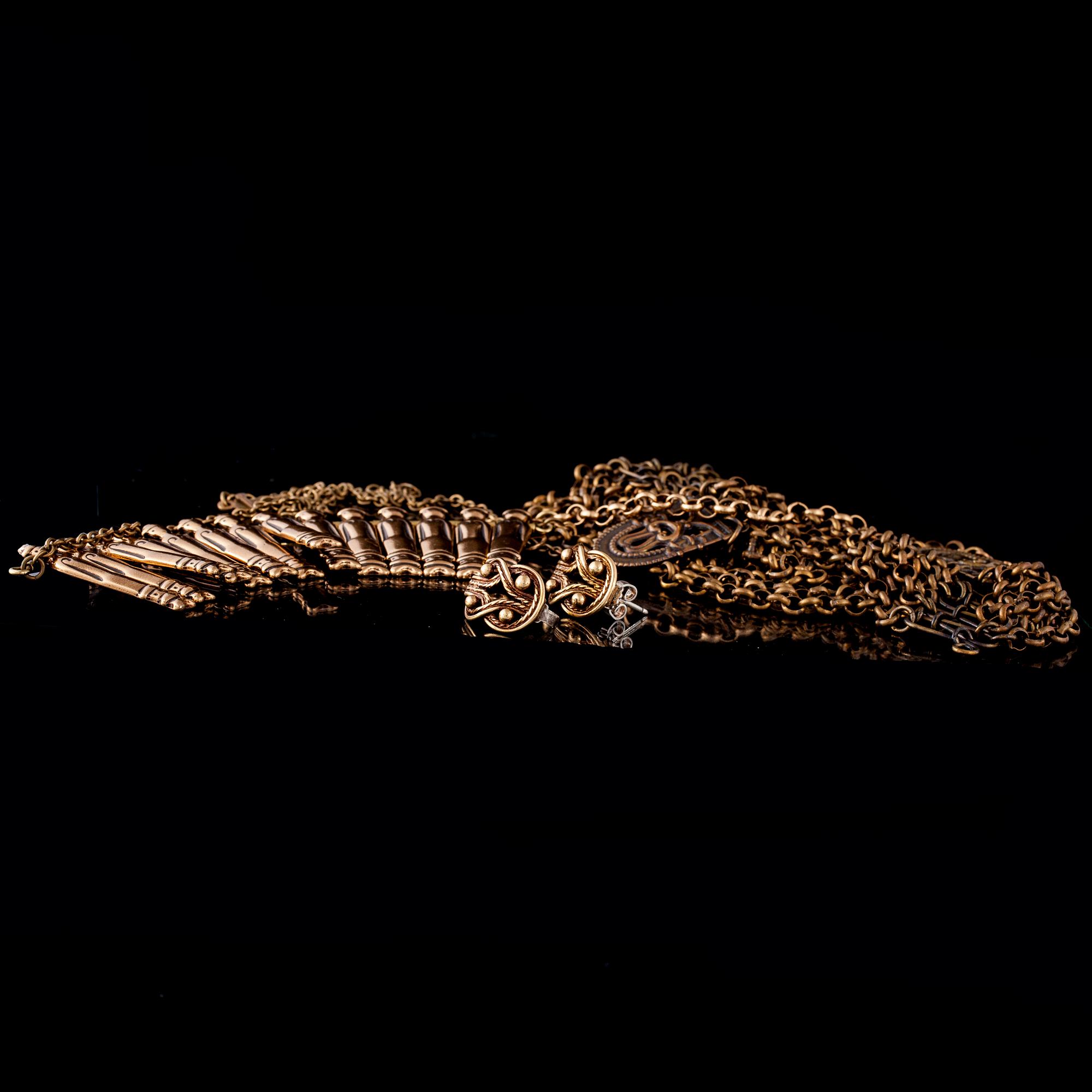 HALSSMYCKEN, 2 st samt ÖRHÄNGEN, brons, Kalevala Koru. 1900-talets senare hälft.