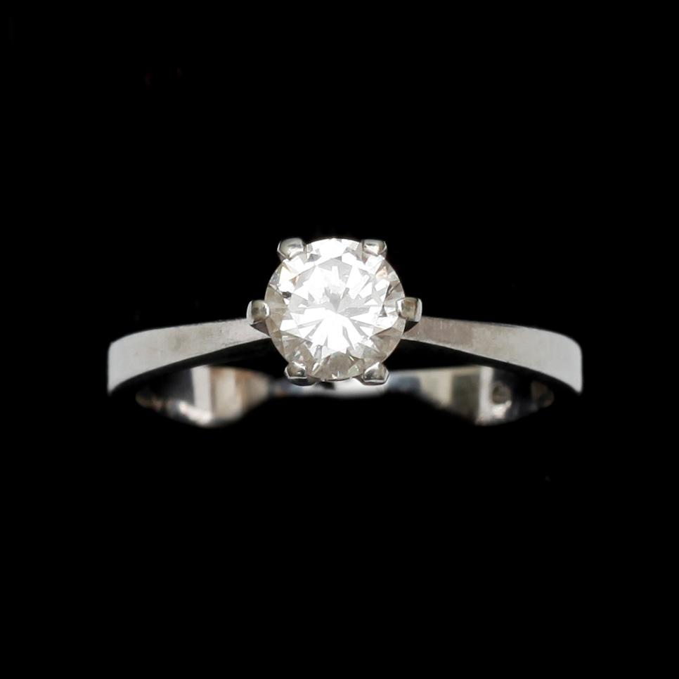 RING, 18k vitguld med briljantslipad diamant tot ca 0,59 ct enligt gravyr. Vikt 2,9 g.