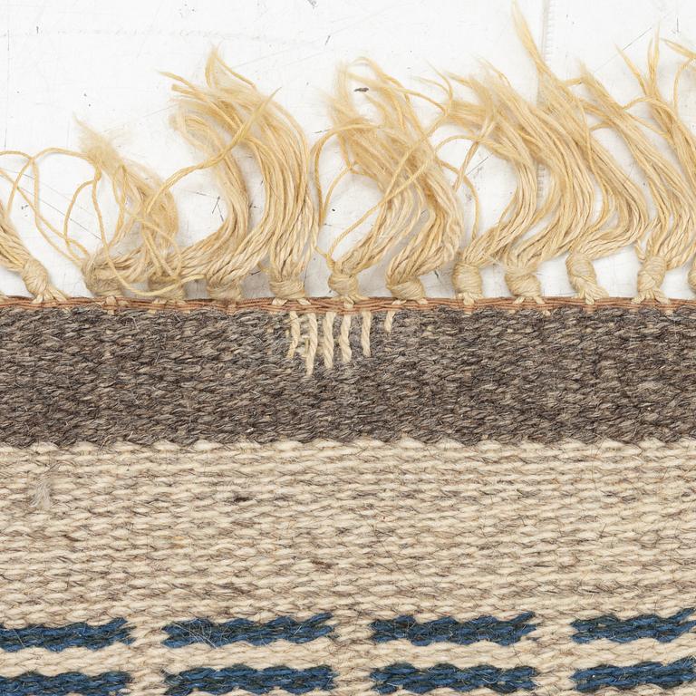 A machine-woven carpet (so-called double-woven), approx. 284 x 202 cm.