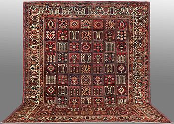 A carpet. Semiantik/old Bakhtiari, 445 x 342 cm.