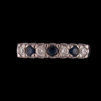 RINGAR, 2 st, 18K vitguld, diamanter och safirer. Vikt totalt ca 8,4 g.
