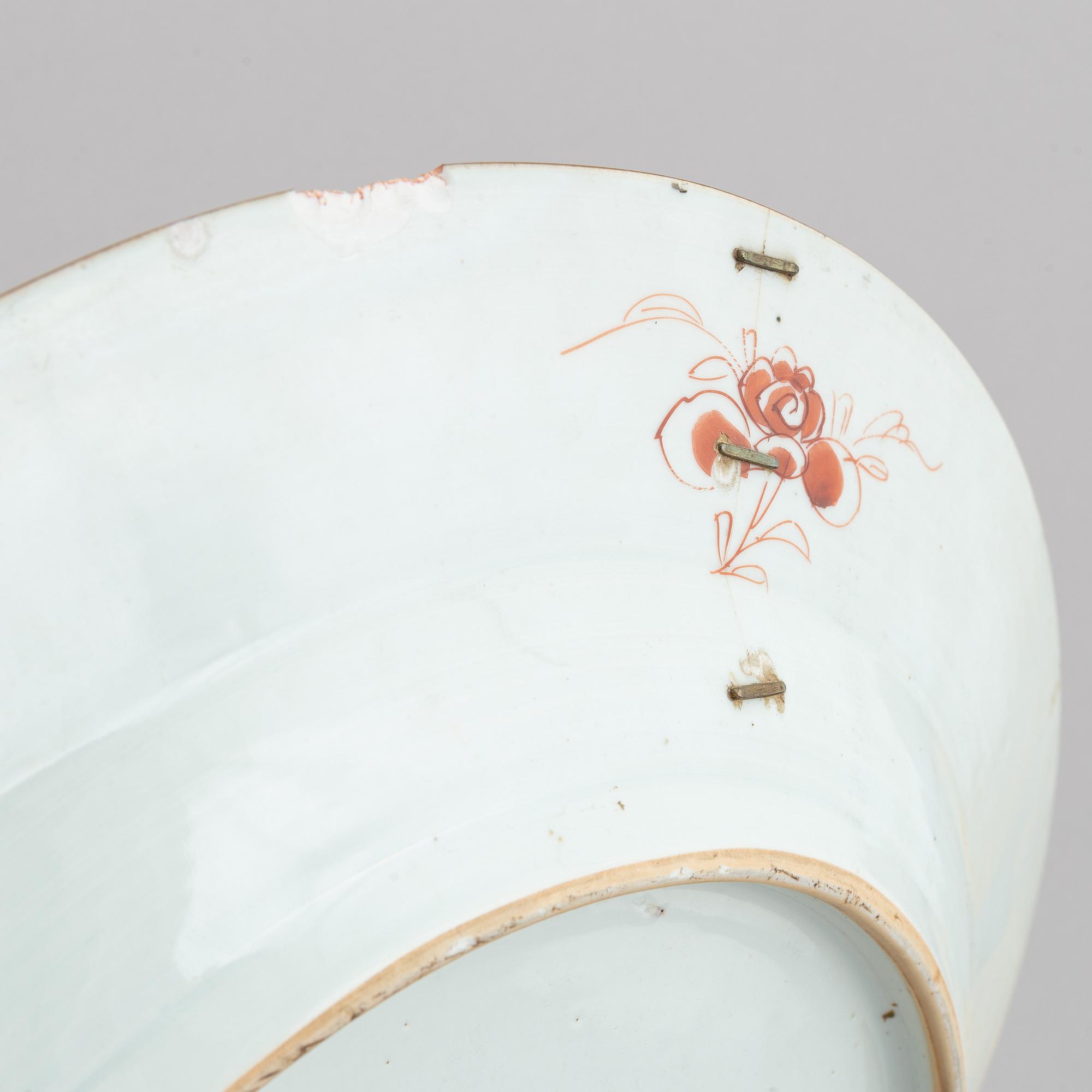 A famille rose dish, Qing dynasty, Yongzheng (1723-35).