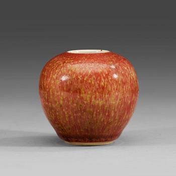 1596. A peach bloom brush pot, late Qing dynasty (1644-1912), with Kangxi six character mark.