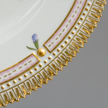 A set of 4+1 porcelaine "Flora Danica" dinner plates model #3553 and #3549 Royal Copenhagen.