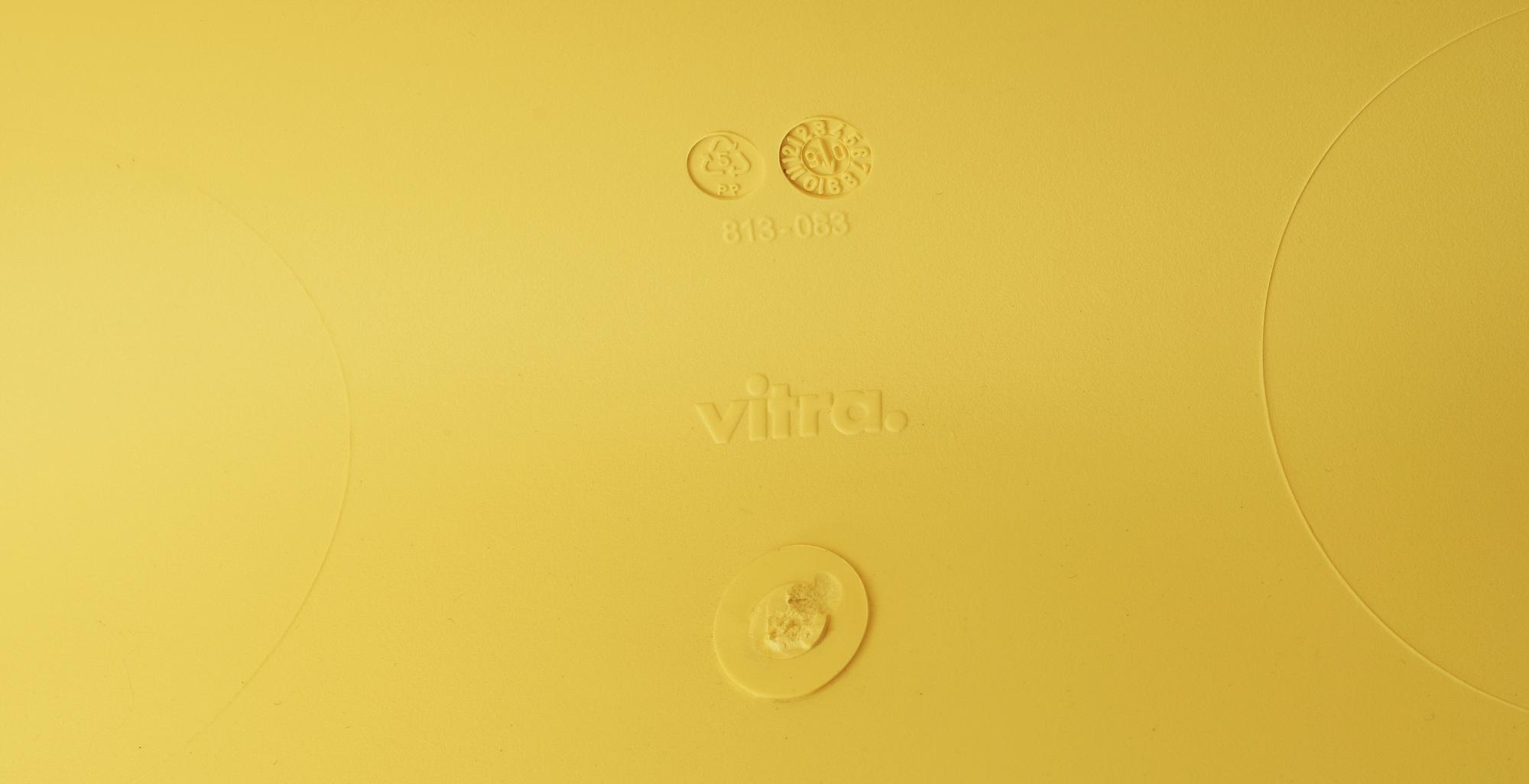 STOLAR, ett par, "Panton chair", Verner Panton för Vitra, formgivna 1960.