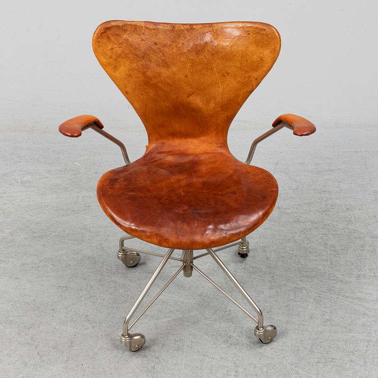 ARNE JACOBSEN, kontorsstol,  "Sjuan", Fritz Hansen, 1950-tal.