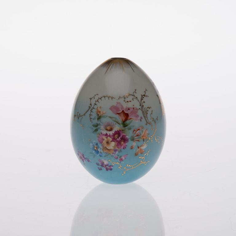 DEKORATIONSÄGG, porslin, Ryssland 1800-talets senare hälft.