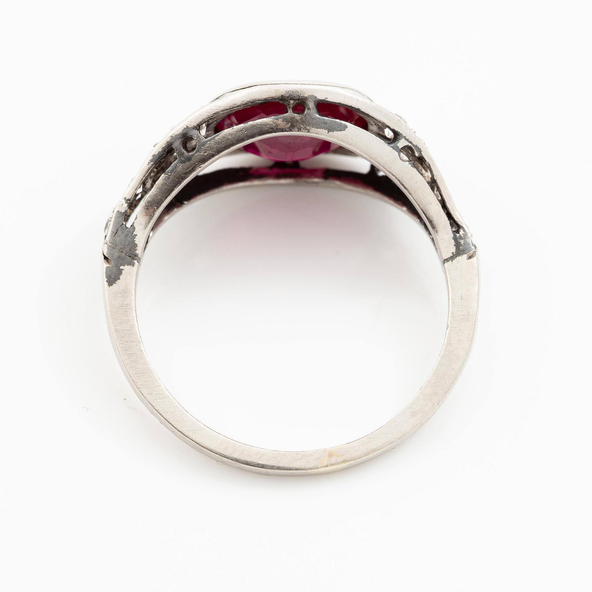 Ring platina med en fasettslipad rubin samt gammal- och åttkantslipade diamanter.