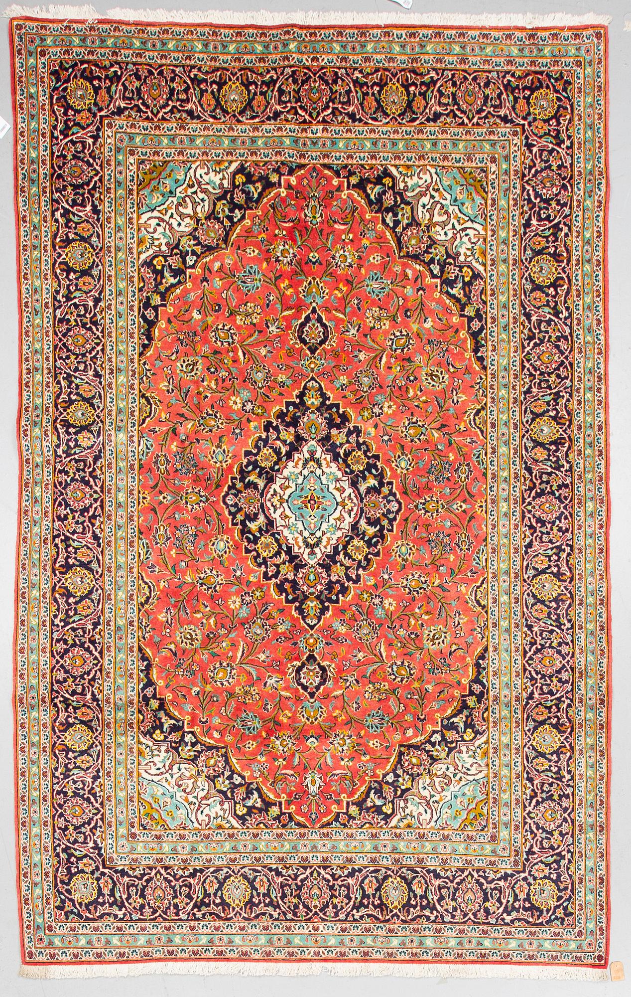 A CARPET, Kashan, ca 304 x 205 cm.