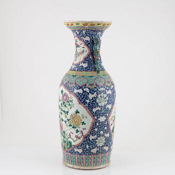 A porcelain floor vase, China, around 1900.
