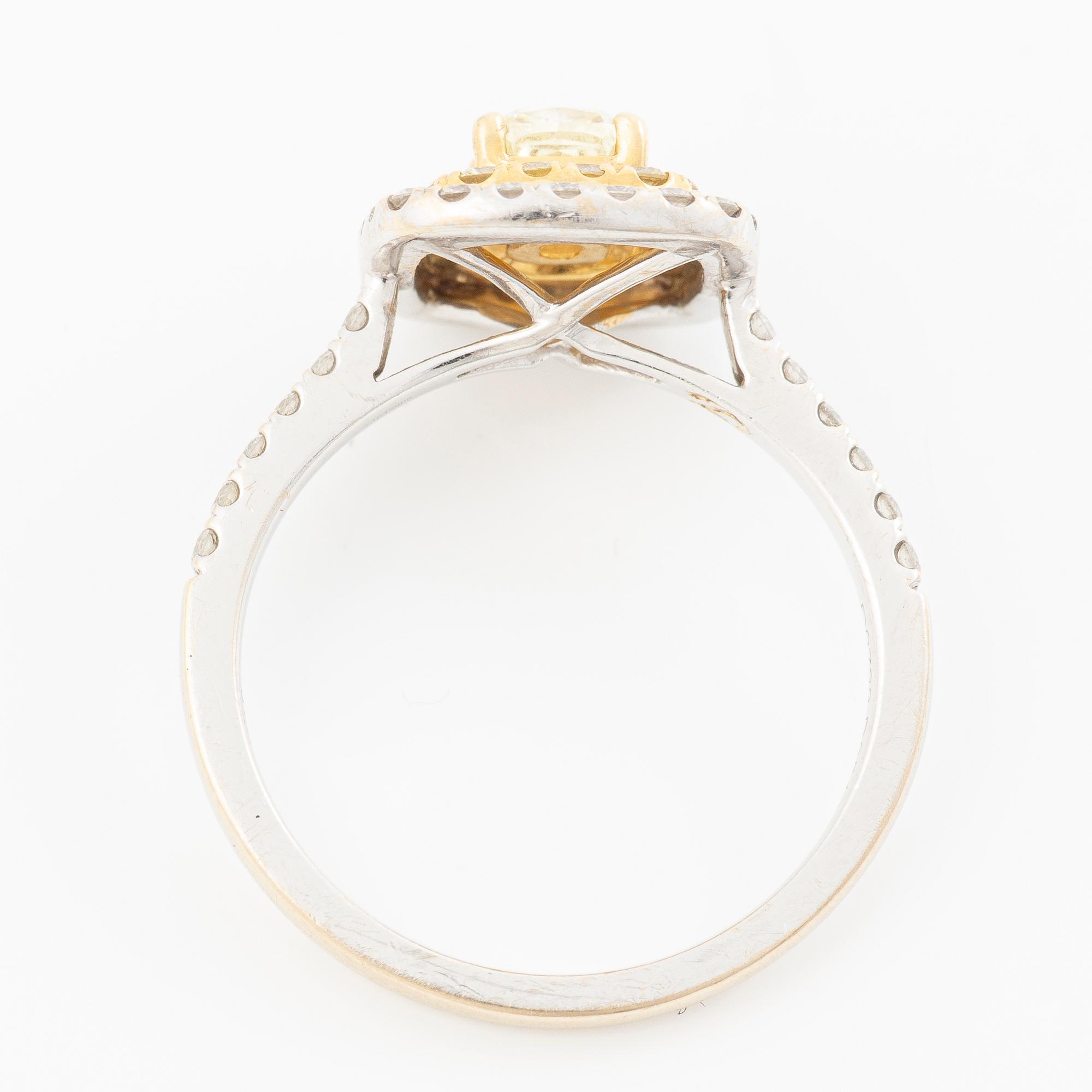 Ring, 18K vitguld med radiantslipad diamant och briljantslipade diamanter.