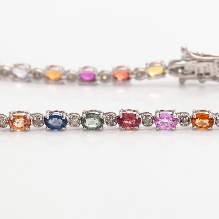 Rannekoru, 18K valkokultaa monivärisillä safiireilla ja timanteilla.