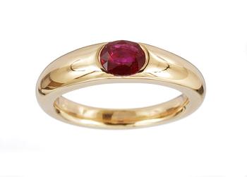 A gold and ruby ring, 0.77 cts.
