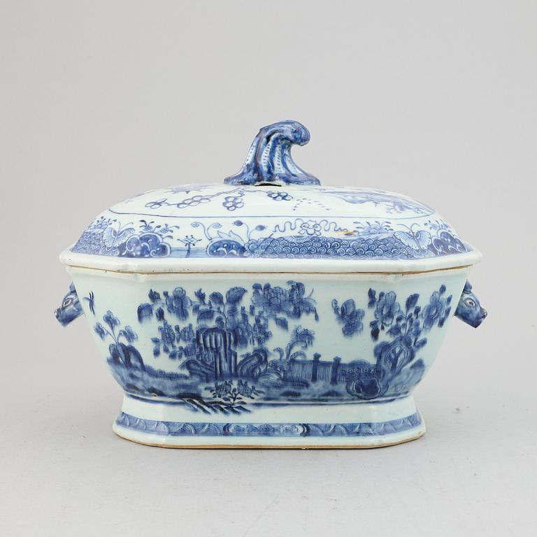 Terrin med lock, kompaniporslin. Qingdynastin, Qianlong (1736-95).