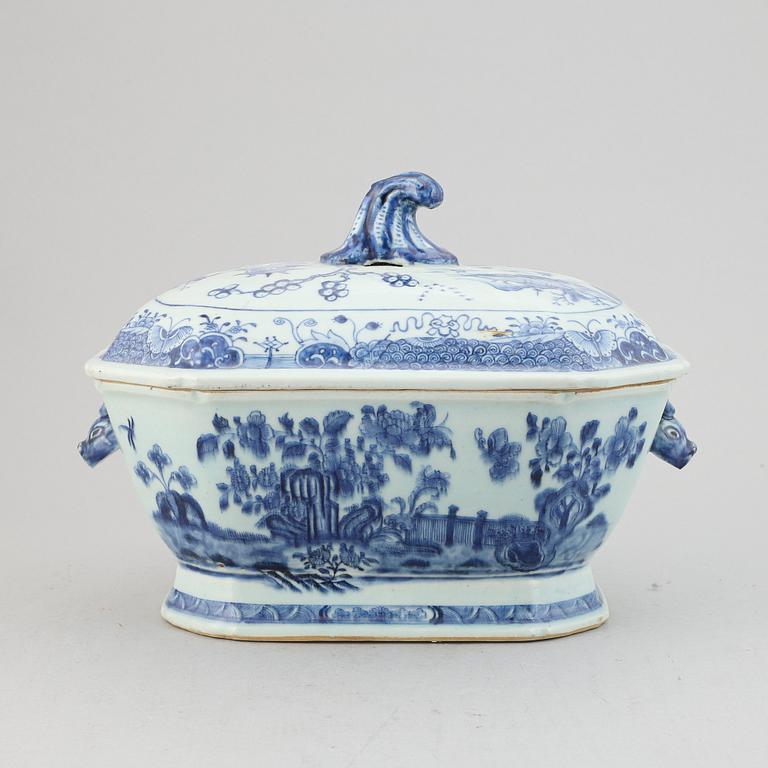 A blue and white tureen with cover, Qing dynasty, Qianlong (1736-95).