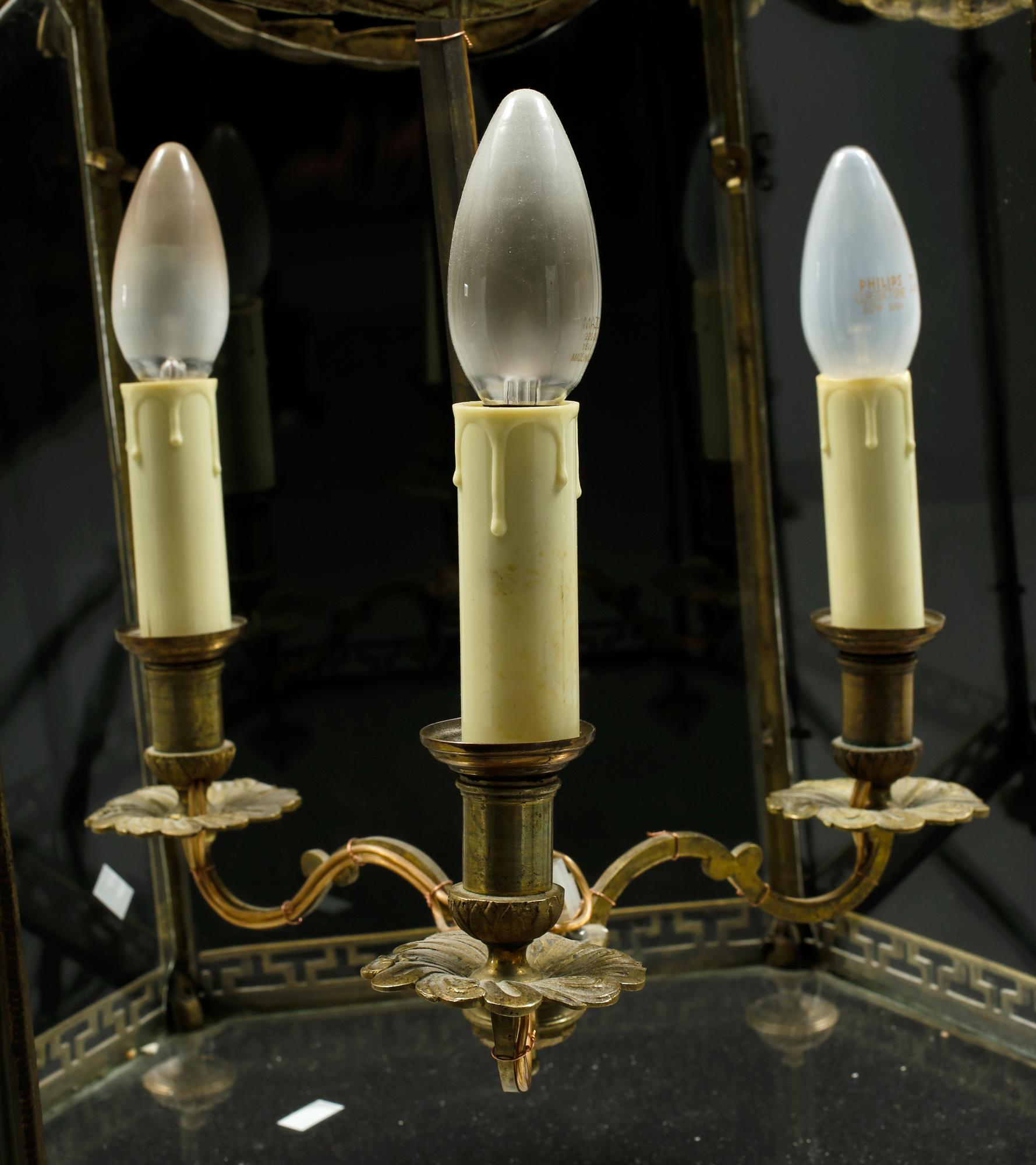 LYKTA, Louis XVI-stil, 1900-talets första hälft. Höjd ca 82 cm.