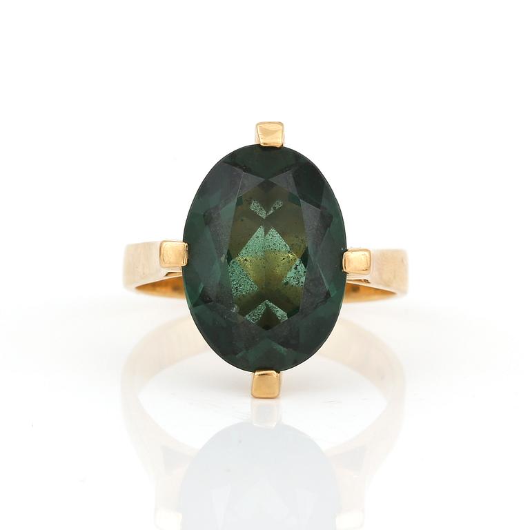 RING, 18K guld med ovalslipad syntetisk grön spinell, ca 6,27 ct. Total vikt ca 6,24 g.