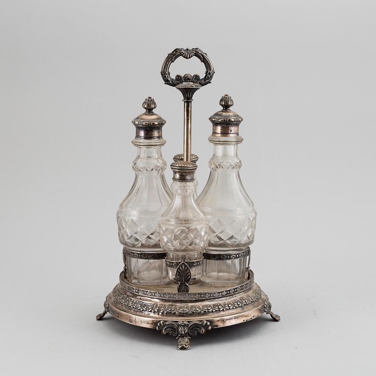 BORDSSURTOUT, silver och flaskor i glas. Jacob Lenholm, Stockholm 1835.