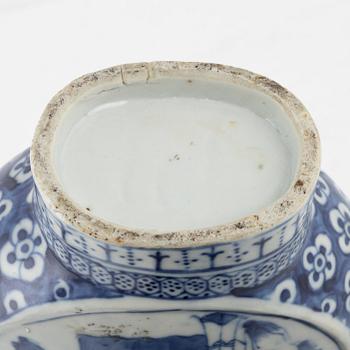 A blue and white pilgrimvase, Qing dynasty, 19th Century.