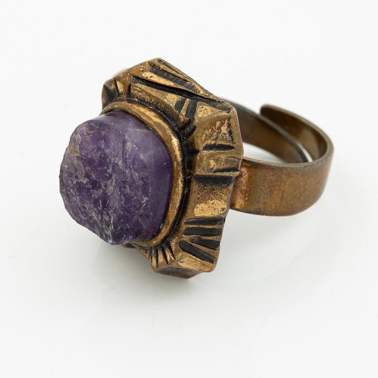 Pentti Sarpaneva, A bracelet, a pair of earrings, a ring, and a pendant, bronze with amethyst, Finland 1960s.