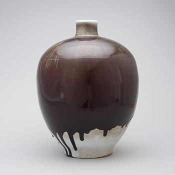 A porcelain vase attributed to Friedl Holzer-Kjellberg, Arabia, Finland, not signed.