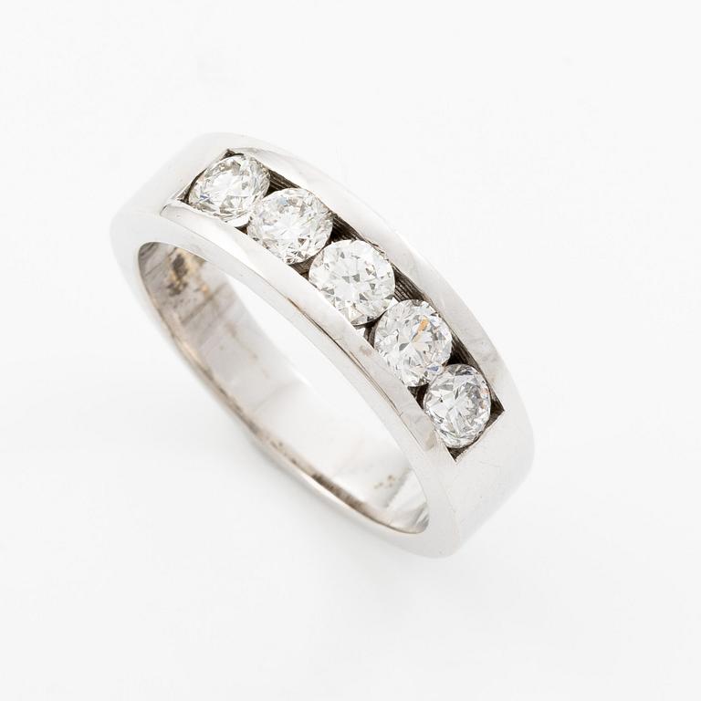 Ring 18K white gold set with round brilliant-cut diamonds.