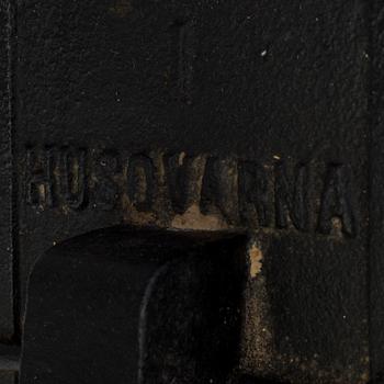 STRYKJÄRN PÅ STÄLL, gjutjärn, Husqvarna, 1800-tal.