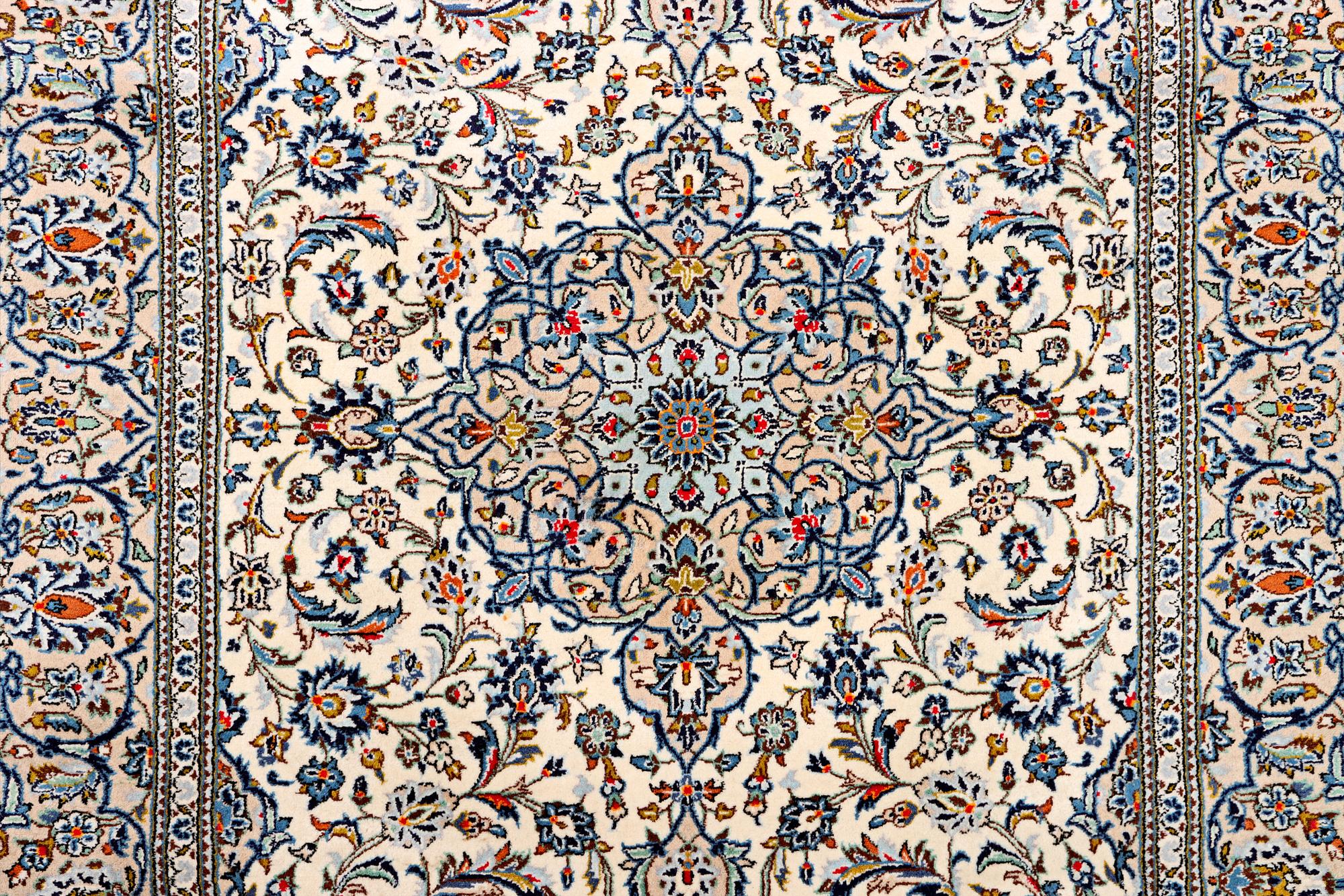 A Kashan carpet, c. 306 x 200 cm.