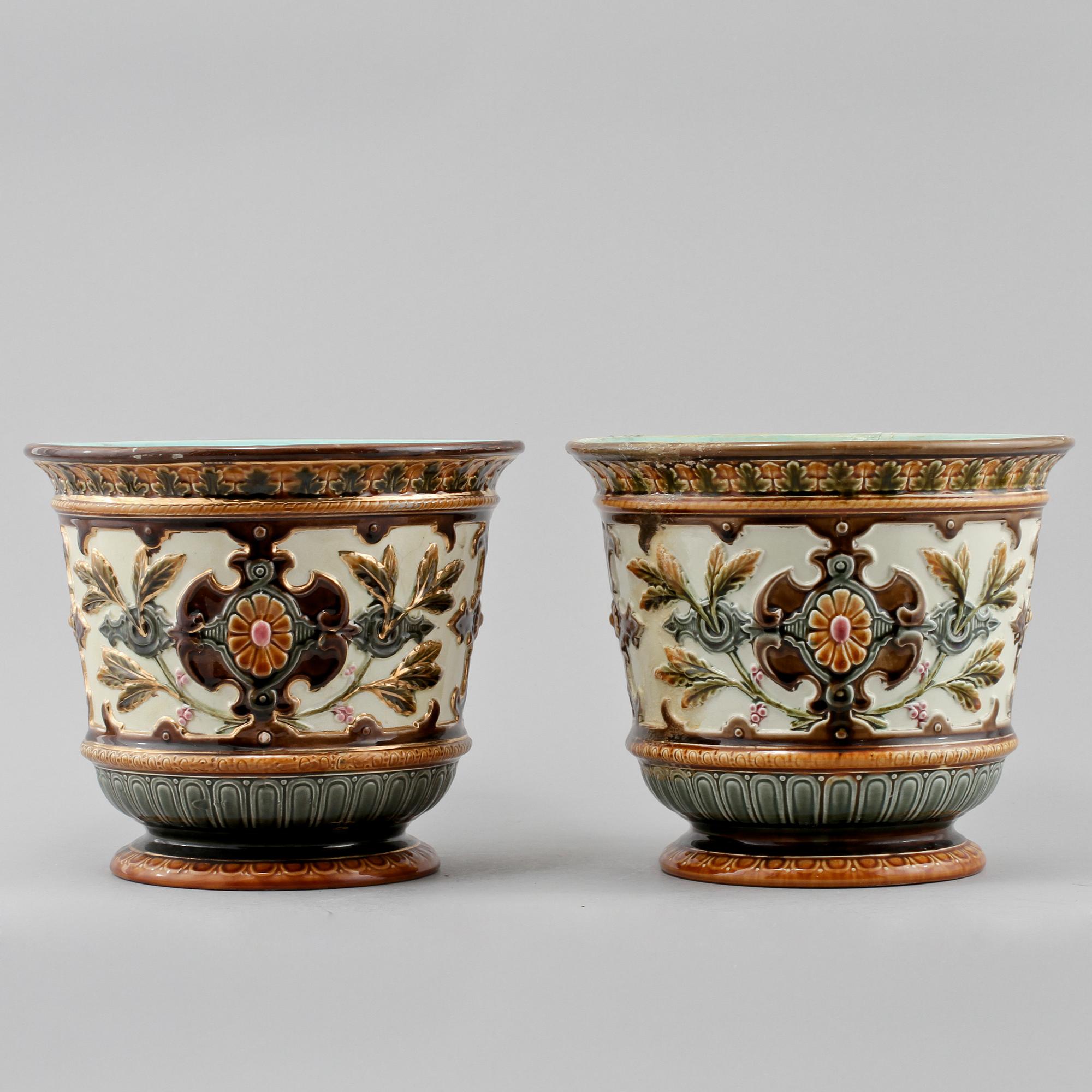 YTTERFODER, 2 st snarlika, majolika, Rörstrand, omkring 1900.