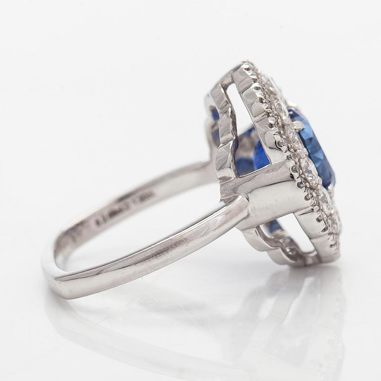 Ring, platina med en oval obehandlad safir, Sri Lanka, och briljantslipade diamanter. GRS-sertifikat.